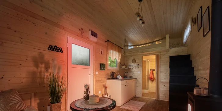 Užijte si malý kousek ráje v plně vybaveném domečku s terasou, ohništěm i snídaní v piknikovém koši