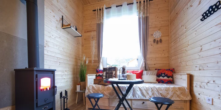 Užijte si malý kousek ráje v plně vybaveném domečku s terasou, ohništěm i snídaní v piknikovém koši