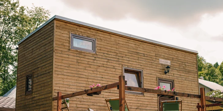 Užijte si malý kousek ráje v plně vybaveném domečku s terasou, ohništěm i snídaní v piknikovém koši