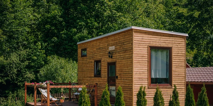 Užijte si malý kousek ráje v plně vybaveném domečku s terasou, ohništěm i snídaní v piknikovém koši