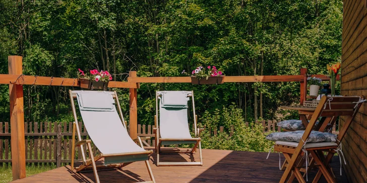 Užijte si malý kousek ráje v plně vybaveném domečku s terasou, ohništěm i snídaní v piknikovém koši