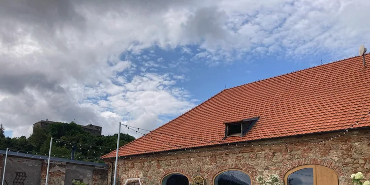 Pobyt v hotelu u hradu Buchlov se snídaněmi i večeřemi a wellness či masáží