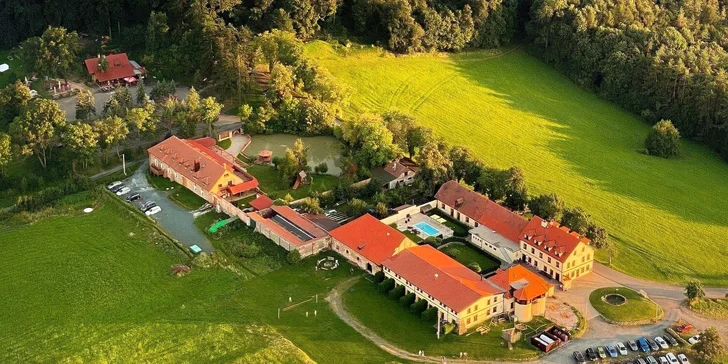 Pobyt v hotelu u hradu Buchlov se snídaněmi i večeřemi a wellness či masáží