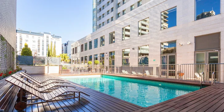 4* hotel ve Valencii: bufetové snídaně a venkovní bazén, 3 km od historického centra