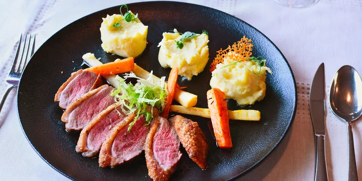 Tříchodové menu s kachním či krůtím prsem a lahví vína pro 2 osoby
