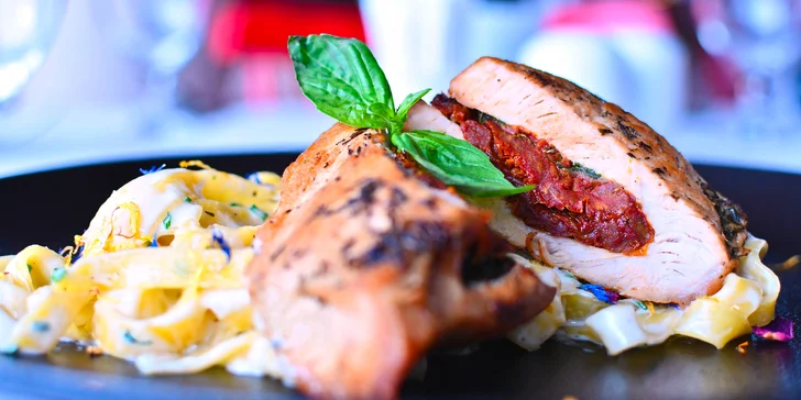 Tříchodové menu s kachním či krůtím prsem a lahví vína pro 2 osoby