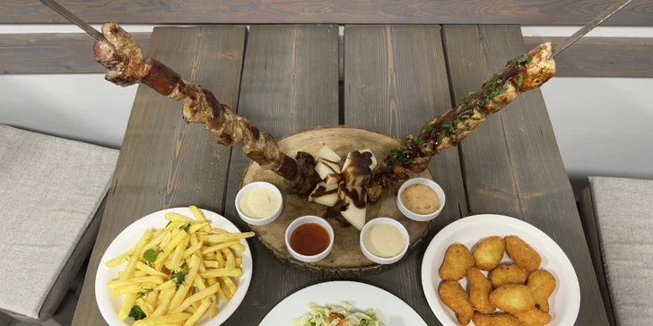 1 kg grilovaného masa na meči, hranolky, krokety, zelenina i omáčky