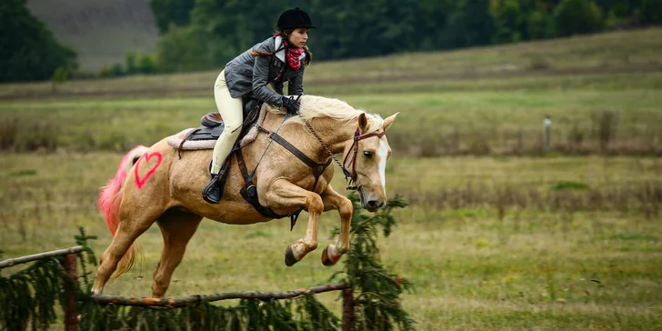 Až 120 min. vyjížďky na koni v přírodě či jízdárně i s focením pro 1 nebo 2 osoby