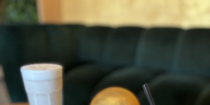 Chai latte, zimní koktejl a brownie v krásné kavárně pro 1 nebo 2 osoby