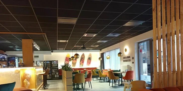 Chai latte, zimní koktejl a brownie v krásné kavárně pro 1 nebo 2 osoby