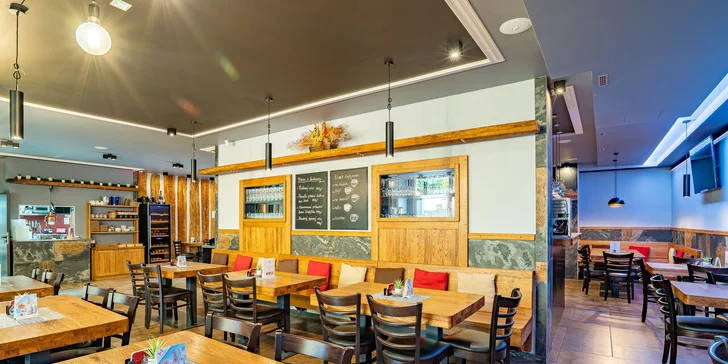 Rodinný oběd v Ostravě pro 4 osoby: tříchodové menu včetně polévky a dezertu