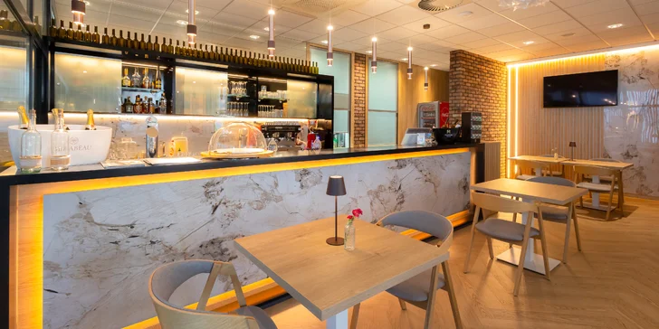 Dovolená jako z katalogu: Sluneční jezera a hotel s vlastní pláží, krytým bazénem, wellness i polopenzí