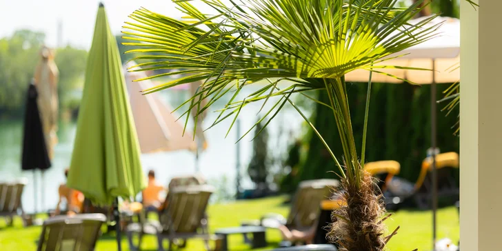 Dovolená jako z katalogu: Sluneční jezera a hotel s vlastní pláží, krytým bazénem, wellness i polopenzí