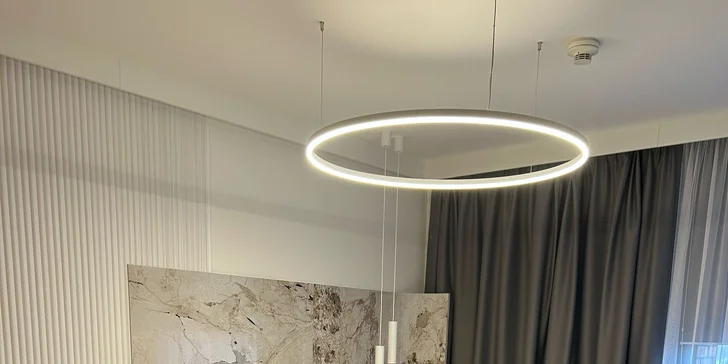 Dovolená jako z katalogu: Sluneční jezera a hotel s vlastní pláží, krytým bazénem, wellness i polopenzí