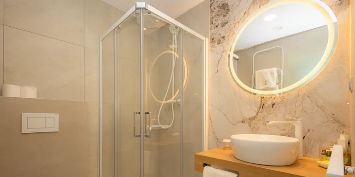 Dovolená jako z katalogu: Sluneční jezera a hotel s vlastní pláží, krytým bazénem, wellness i polopenzí