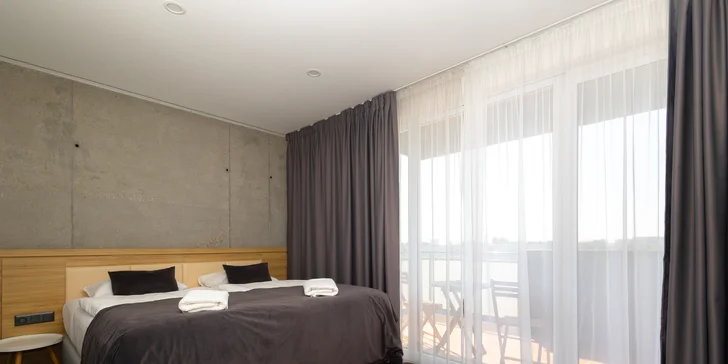 Dovolená jako z katalogu: Sluneční jezera a hotel s vlastní pláží, krytým bazénem, wellness i polopenzí