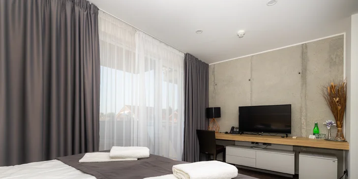 Dovolená jako z katalogu: Sluneční jezera a hotel s vlastní pláží, krytým bazénem, wellness i polopenzí