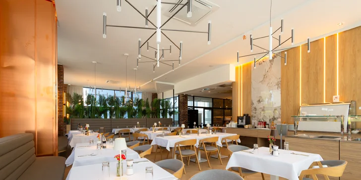 Dovolená jako z katalogu: Sluneční jezera a hotel s vlastní pláží, krytým bazénem, wellness i polopenzí