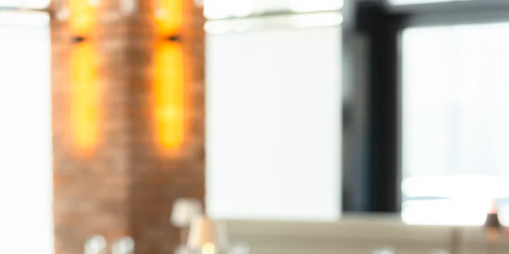 Dovolená jako z katalogu: Sluneční jezera a hotel s vlastní pláží, krytým bazénem, wellness i polopenzí