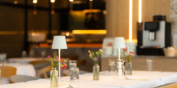 Dovolená jako z katalogu: Sluneční jezera a hotel s vlastní pláží, krytým bazénem, wellness i polopenzí