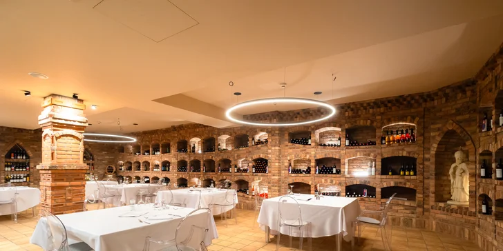 Dovolená jako z katalogu: Sluneční jezera a hotel s vlastní pláží, krytým bazénem, wellness i polopenzí