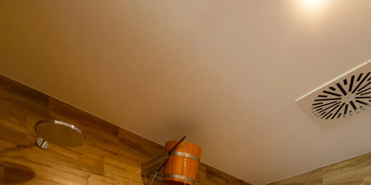 Dovolená jako z katalogu: Sluneční jezera a hotel s vlastní pláží, krytým bazénem, wellness i polopenzí