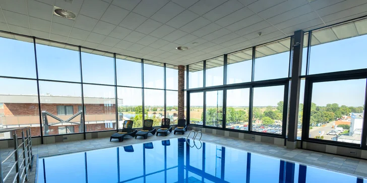 Dovolená jako z katalogu: Sluneční jezera a hotel s vlastní pláží, krytým bazénem, wellness i polopenzí