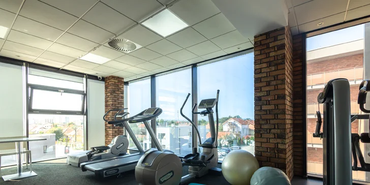 Dovolená jako z katalogu: Sluneční jezera a hotel s vlastní pláží, krytým bazénem, wellness i polopenzí