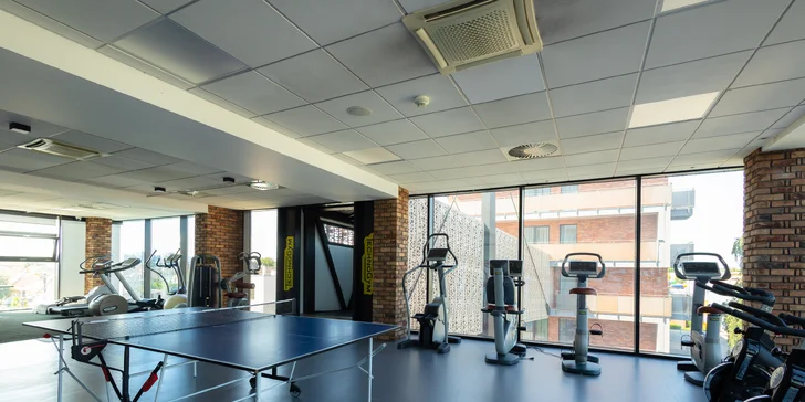 Dovolená jako z katalogu: Sluneční jezera a hotel s vlastní pláží, krytým bazénem, wellness i polopenzí