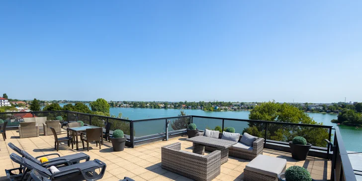 Dovolená jako z katalogu: Sluneční jezera a hotel s vlastní pláží, krytým bazénem, wellness i polopenzí