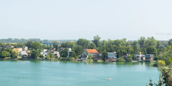 Dovolená jako z katalogu: Sluneční jezera a hotel s vlastní pláží, krytým bazénem, wellness i polopenzí