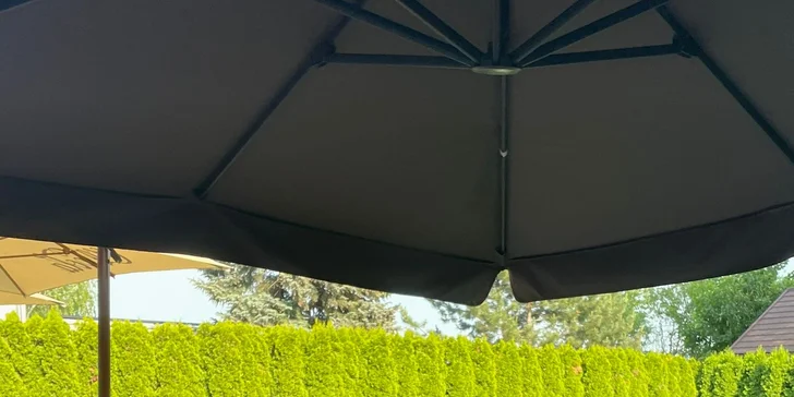 Dovolená jako z katalogu: Sluneční jezera a hotel s vlastní pláží, krytým bazénem, wellness i polopenzí