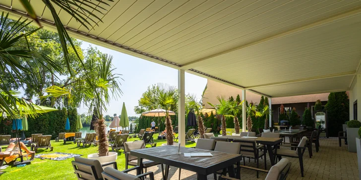 Dovolená jako z katalogu: Sluneční jezera a hotel s vlastní pláží, krytým bazénem, wellness i polopenzí