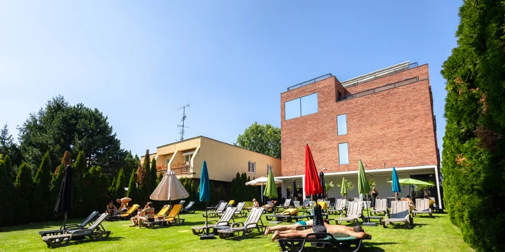 Dovolená jako z katalogu: Sluneční jezera a hotel s vlastní pláží, krytým bazénem, wellness i polopenzí