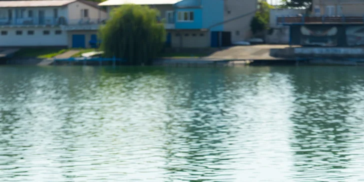 Dovolená jako z katalogu: Sluneční jezera a hotel s vlastní pláží, krytým bazénem, wellness i polopenzí