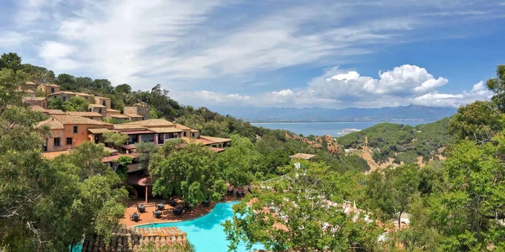 Sardinie: hotel v romantickém zálivu Cala Moresca, bazény, strava i možnost spa