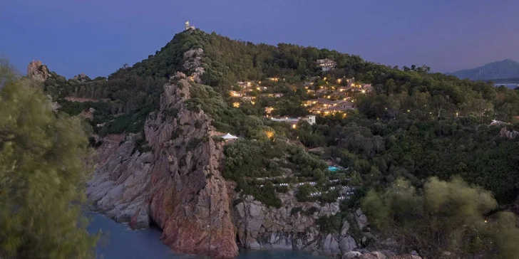 Sardinie: hotel v romantickém zálivu Cala Moresca, bazény, strava i možnost spa