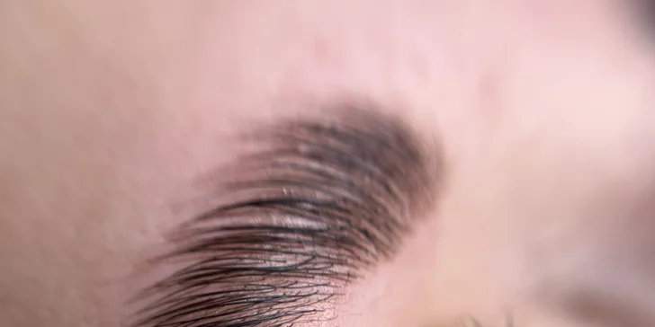 Laminace obočí a řas pro neodolatelný pohled