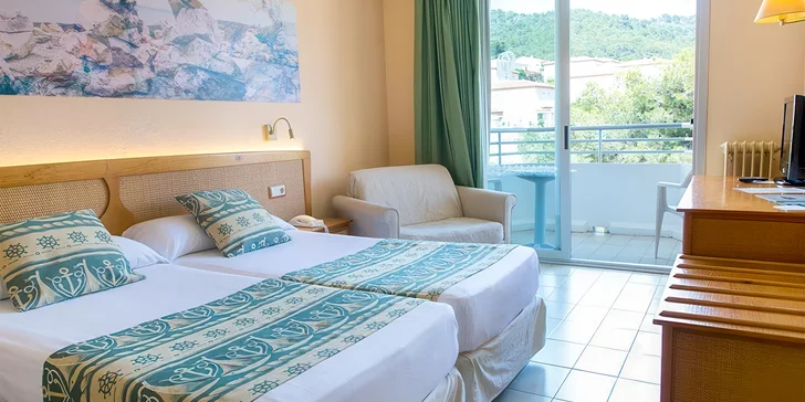 Letecky do Španělska: 4* hotel GHT Oasis Tossa, polopenze, bazén i animační programy