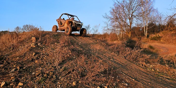 Jízda na přírodním okruhu: 15–60 min. v závodní buggy Polaris jako řidič nebo spolujezdec