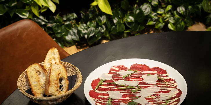 4chodové menu pro 2 osoby: argentinské steaky, carpaccio i tiramisu