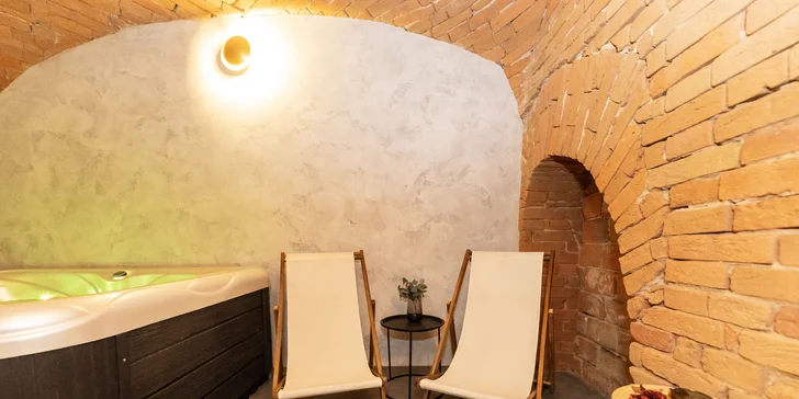 Privátní vířivka na 60 min. s láhví prosecca nebo na 90 min. se sushi pro dva