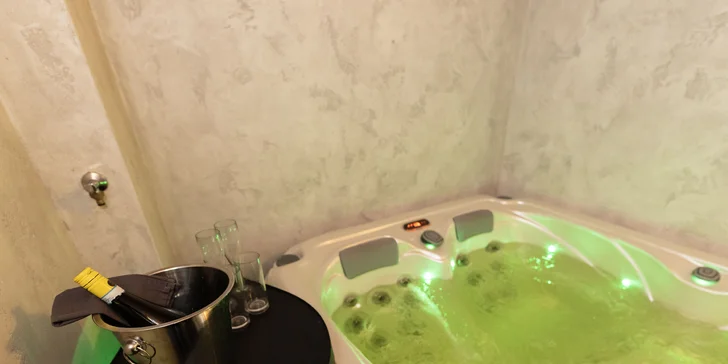 Privátní vířivka na 60 min. s láhví prosecca nebo na 90 min. se sushi pro dva