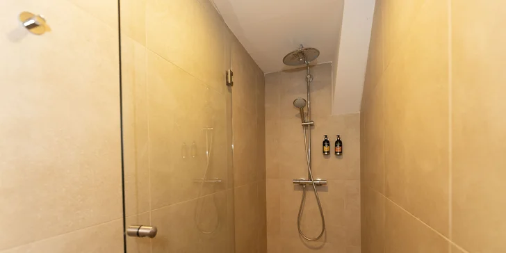 Privátní vířivka na 60 min. s láhví prosecca nebo na 90 min. se sushi pro dva