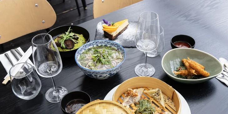 Degustační asijské menu v Litomyšli pro 2 osoby: polévka phở, krevety, knedlíčky gyoza a další
