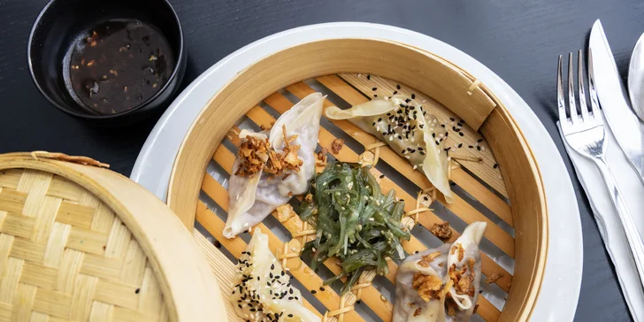 Degustační asijské menu v Litomyšli pro 2 osoby: polévka phở, krevety, knedlíčky gyoza a další