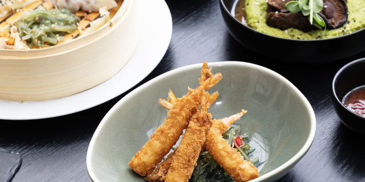 Degustační asijské menu v Litomyšli pro 2 osoby: polévka phở, krevety, knedlíčky gyoza a další