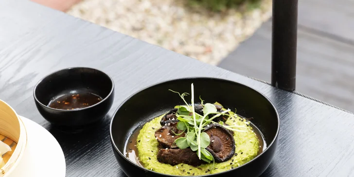 Degustační asijské menu v Litomyšli pro 2 osoby: polévka phở, krevety, knedlíčky gyoza a další