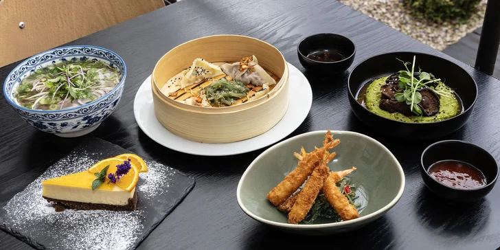 Degustační asijské menu v Litomyšli pro 2 osoby: polévka phở, krevety, knedlíčky gyoza a další