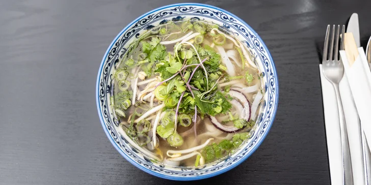 Degustační asijské menu v Litomyšli pro 2 osoby: polévka phở, krevety, knedlíčky gyoza a další